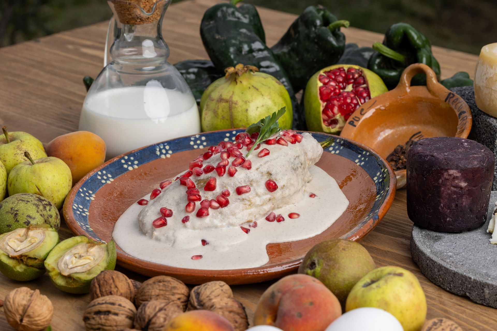 Chile en nogada Photographie d'un chile en nogada entouré de fruits